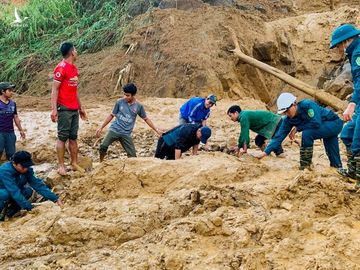 Dân quân tự vệ và người dân địa phương tìm kiếm các nạn nhân bị vùi lấp trong vụ sạt lở đất ở huyện Phước Sơn, tỉnh Quảng Nam hôm nay. Ảnh: Phan Đức - Hữu Khoa.