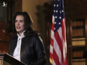 Thống đốc Michigan Gretchen Whitmer phát biểu tại cuộc họp báo hôm 8/10 sau khi 13 người bị bắt vì cáo buộc âm mưu bắt cóc bà và tấn công tòa nhà nghị viện bang. Ảnh: Reuters.