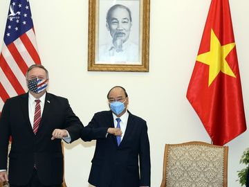 Thủ tướng Nguyễn Xuân Phúc tiếp ông Pompeo sáng nay, 30.10 /// Ảnh: BNG