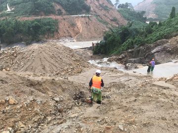 Tảng đá “khủng” rơi xuống án ngữ đường đến Rào Trăng 3, quyết phá đá thông đường hôm nay - Ảnh 2.