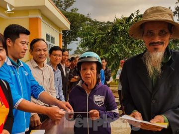 Giang tay ôm lấy đồng bào vùng bão lũ - ảnh 6