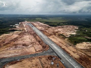 Đường băng sân bay ở dự án Dara Sakor /// NYT