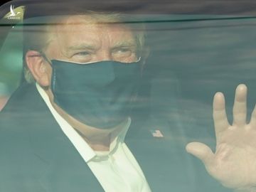 Tổng thống Trump vẫy tay chào người ủng hộ bên ngoài Bệnh viện quân y Walter Reed /// AFP