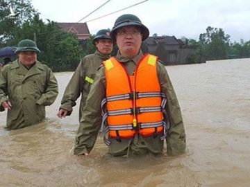 Chủ tịch UBND tỉnh Nghệ An Nguyễn Đức Trung vào tâm lũ Đô Lương - Ảnh 2.