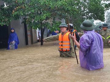 Chủ tịch UBND tỉnh Nghệ An Nguyễn Đức Trung vào tâm lũ Đô Lương - Ảnh 4.