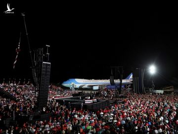 Ông Trump nhảy múa, ném khẩu trang, đòi hôn người ủng hộ khi vận động bầu cử ở Florida - Ảnh 5.