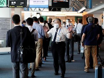 Hành khách nhập cảnh tại sân bay quốc tế Haneda ở Tokyo /// Reuters