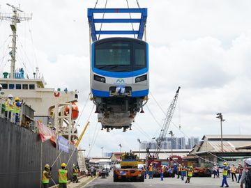 Mục sở thị đoàn tàu metro đầu tiên vừa cập cảng TP.HCM - ảnh 9