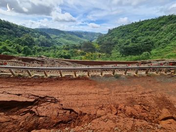 Tân bí thư Đắk Nông chỉ đạo khắc phục con đường chưa bàn giao đã vỡ toác - Ảnh 1.