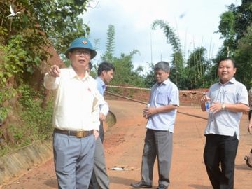 Tân bí thư Đắk Nông chỉ đạo khắc phục con đường chưa bàn giao đã vỡ toác - Ảnh 2.