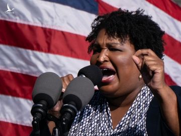 Cựu hạ nghị sĩ Stacey Abrams phát biểu trong sự kiện vận động cho Biden tại thành phố Atlanta, bang Georgia, hôm 2/11. Ảnh: AFP.