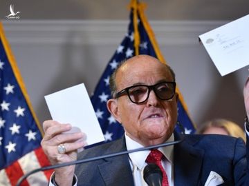 Rudy Giuliani, luật sư riêng của Trump, giơ một phong bì phiếu bầu trong cuộc họp báo tại trụ sở Ủy ban Quốc gia đảng Cộng hòa ở thủ đô Washington hôm 19/11. Ảnh: AFP.