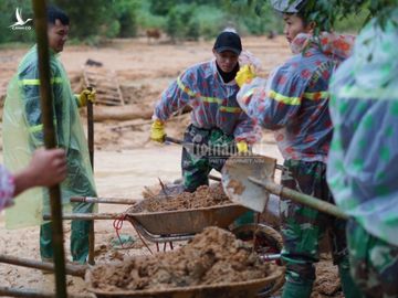 Công an Quảng Trị lấm lem bùn đất giúp dân dọn dẹp sau lũ lịch sử