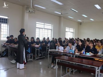 Thầy Hồ Minh Quang, Trưởng khoa Đông Phương học Trường ĐH Khoa học xã hội và nhân văn TP.HCM, mặc áo dài khi dạy học /// An Chiên