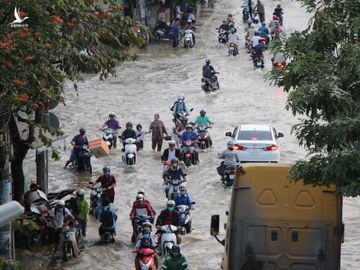 Triều cường đạt đỉnh, người Sài Gòn chật vật giữa 'biển nước' giờ tan tầm - ảnh 1