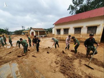 Công an Quảng Trị lấm lem bùn đất giúp dân dọn dẹp sau lũ lịch sử