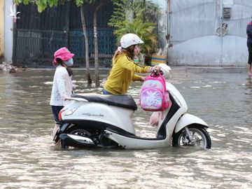 Triều cường đạt đỉnh, người Sài Gòn chật vật giữa 'biển nước' giờ tan tầm - ảnh 12