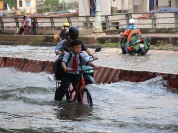 Triều cường đạt đỉnh, người Sài Gòn chật vật giữa 'biển nước' giờ tan tầm - ảnh 13