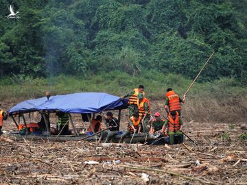 Thảm họa sạt lở ở Trà Leng: Rẽ gỗ tìm người - ảnh 9