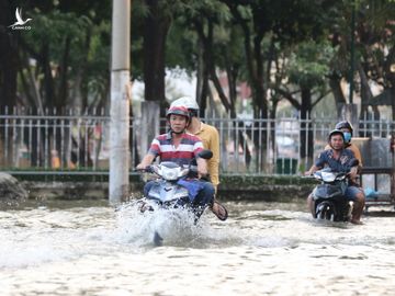 Triều cường đạt đỉnh, người Sài Gòn chật vật giữa 'biển nước' giờ tan tầm - ảnh 14