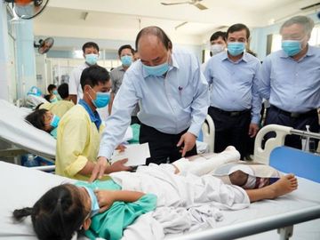 Thủ tướng Nguyễn Xuân Phúc: Tiền hỗ trợ bão lũ phải đến tận tay người dân - Ảnh 3. Thủ tướng Nguyễn Xuân Phúc: Tiền hỗ trợ bão lũ phải đến tận tay người dân - Ảnh 3.