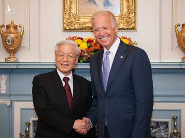 Joe Biden, khi còn là Phó tổng thống Mỹ, bắt tay Tổng bí thư Nguyễn Phú Trọng trong bữa tiệc trưa tại Bộ Ngoại giao Mỹ ở Washington, D.C ngày 7/7/2015. Ảnh: Bộ Ngoại giao Mỹ. 