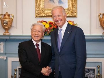 Ông Joe Biden bắt tay Tổng Bí thư Nguyễn Phú Trọng trong bữa tiệc trưa tại Bộ Ngoại giao Mỹ ở Washington, D.C ngày 7/7/2015. Ảnh: Bộ Ngoại giao.