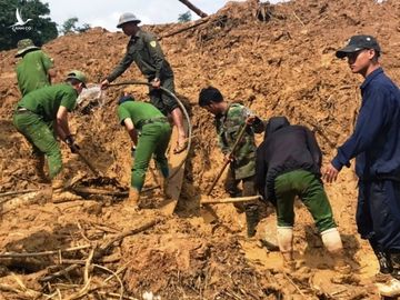 Lực lượng chức năng tìm kiếm các nạn nhân mất tích ở Trà Leng trước đó. /// ẢNH: NAM THỊNH