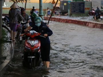 Triều cường đạt đỉnh, người Sài Gòn chật vật giữa 'biển nước' giờ tan tầm - ảnh 15