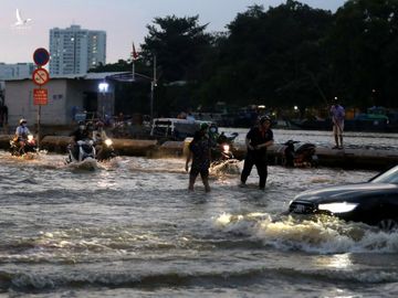 Triều cường đạt đỉnh, người Sài Gòn chật vật giữa 'biển nước' giờ tan tầm - ảnh 16