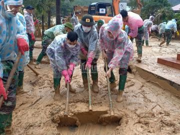 Công an Quảng Trị lấm lem bùn đất giúp dân dọn dẹp sau lũ lịch sử