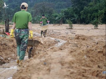 Công an Quảng Trị lấm lem bùn đất giúp dân dọn dẹp sau lũ lịch sử