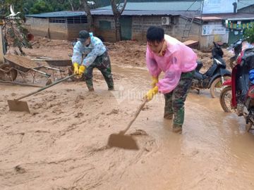 Công an Quảng Trị lấm lem bùn đất giúp dân dọn dẹp sau lũ lịch sử