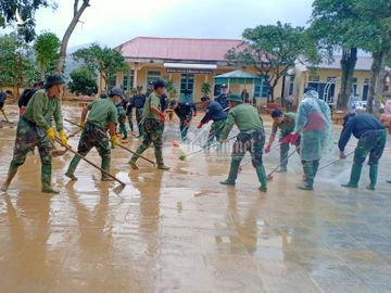 Công an Quảng Trị lấm lem bùn đất giúp dân dọn dẹp sau lũ lịch sử