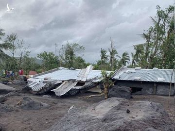 Siêu bão Goni “gầm rú” ở Philippines, số người thiệt mạng tăng lên - Ảnh 2. Siêu bão Goni “gầm rú” ở Philippines, số người thiệt mạng tăng lên - Ảnh 2.