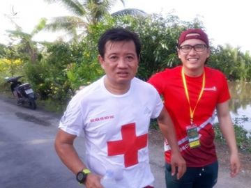 Các VĐV chúc mừng ông Đoàn Ngọc Hải về đích tại giải marathon Hậu Giang - 3