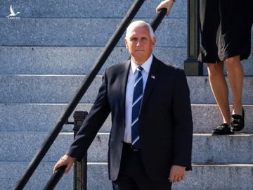 Phó tổng thống Mỹ Mike Pence đi nghỉ mát giữa lúc nước sôi lửa bỏng - Ảnh 1.