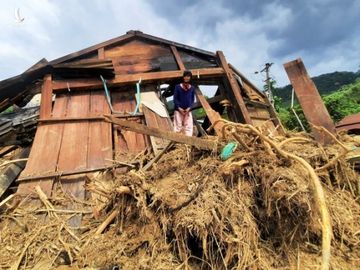 Nhiều ngôi nhà dân ở thôn Trà Văn A (xã Phước Kim, H.Phước Sơn, Quảng Nam) hư hỏng nặng sau khi cơn lũ quét đi qua /// ẢNH: MẠNH CƯỜNG