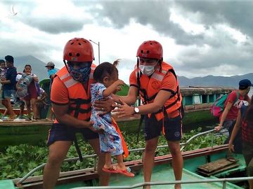 Người dân Philippines tại tỉnh Camarines Sur sơ tán ngày 31.10 /// Ảnh: AFP