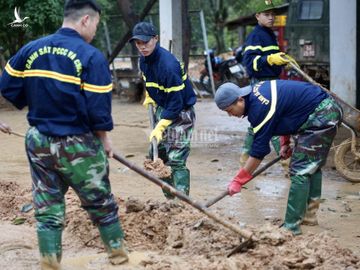 Công an Quảng Trị lấm lem bùn đất giúp dân dọn dẹp sau lũ lịch sử