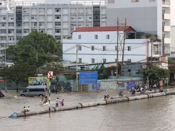 Triều cường đạt đỉnh, người Sài Gòn chật vật giữa 'biển nước' giờ tan tầm - ảnh 3