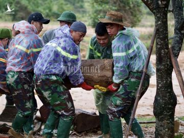 Công an Quảng Trị lấm lem bùn đất giúp dân dọn dẹp sau lũ lịch sử