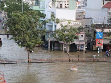 Triều cường đạt đỉnh, người Sài Gòn chật vật giữa 'biển nước' giờ tan tầm - ảnh 4