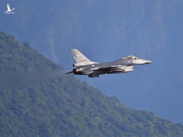 Tiêm kích F-16 của Đài Loan tham gia diễn tập ném bom ngoài khơi phía đông hòn đảo, ngày 1/7. Ảnh: CNA.