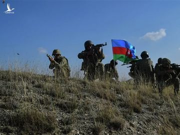 Lính Azerbaijan dựng cờ trên một cao điểm gần làng Talish, ngày 23/10. Ảnh: RIA Novosti.