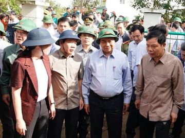 Thủ tướng Nguyễn Xuân Phúc: Tiền hỗ trợ bão lũ phải đến tận tay người dân - Ảnh 4. Thủ tướng Nguyễn Xuân Phúc: Tiền hỗ trợ bão lũ phải đến tận tay người dân - Ảnh 4.