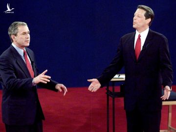 George W. Bush (trái) và Al Gore trong cuộc tranh luận năm 2000. Ảnh: NBC.