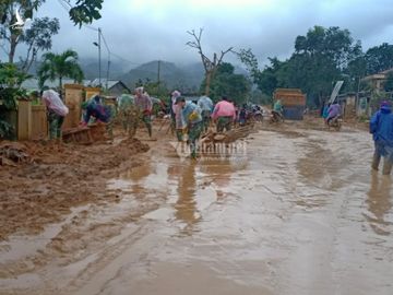 Công an Quảng Trị lấm lem bùn đất giúp dân dọn dẹp sau lũ lịch sử