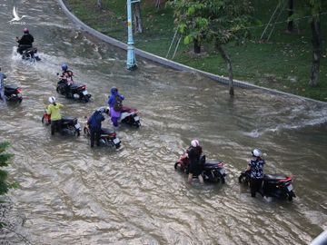 Triều cường đạt đỉnh, người Sài Gòn chật vật giữa 'biển nước' giờ tan tầm - ảnh 6