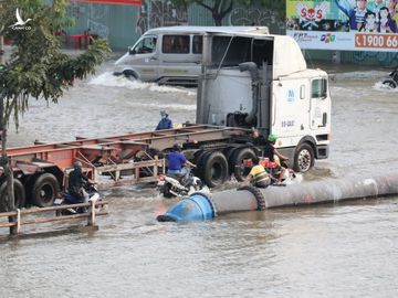 Triều cường đạt đỉnh, người Sài Gòn chật vật giữa 'biển nước' giờ tan tầm - ảnh 7